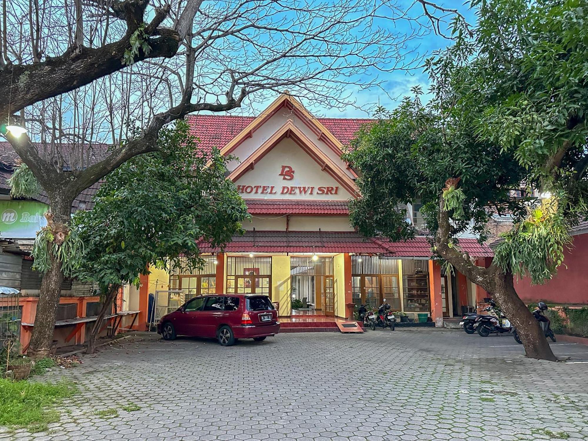 OYO 759 Hotel Dewi Sri Yogyakarta Exterior foto